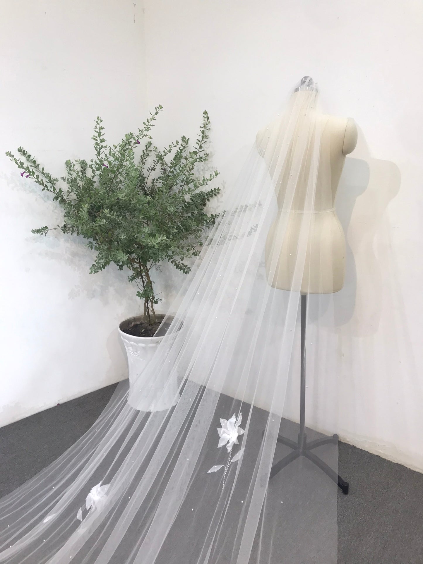 White Lilies Flower Wedding Veil | Elegant Floral Bridal Veil | Cathedral Length